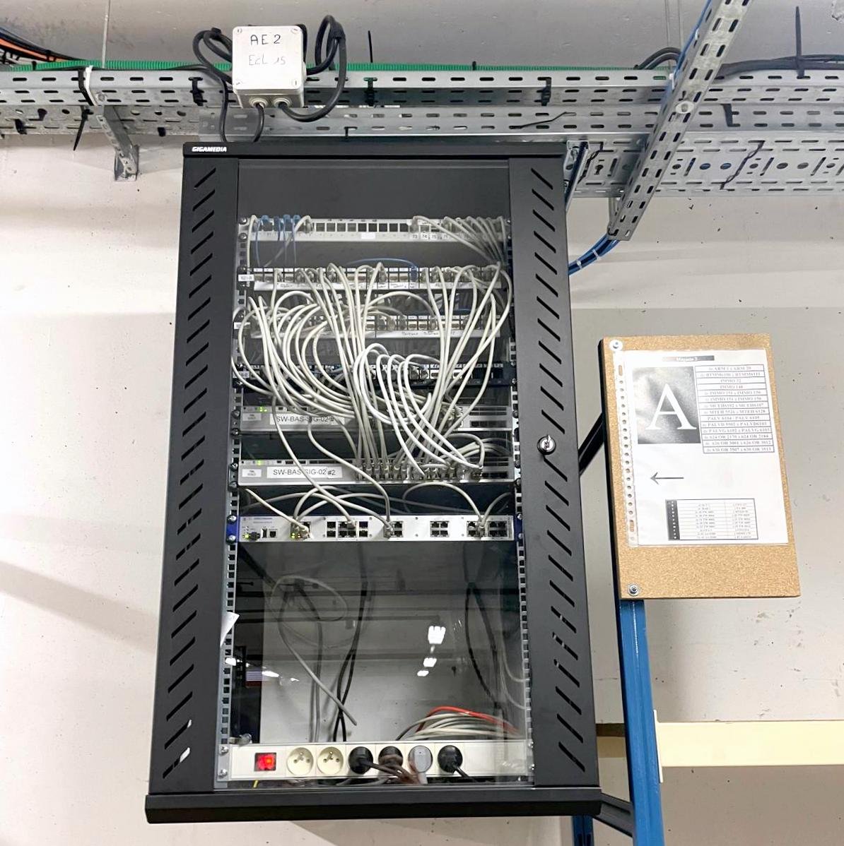 baie réseaux informatiques Armoire réseau avec câblage et équipements électroniques visibles.