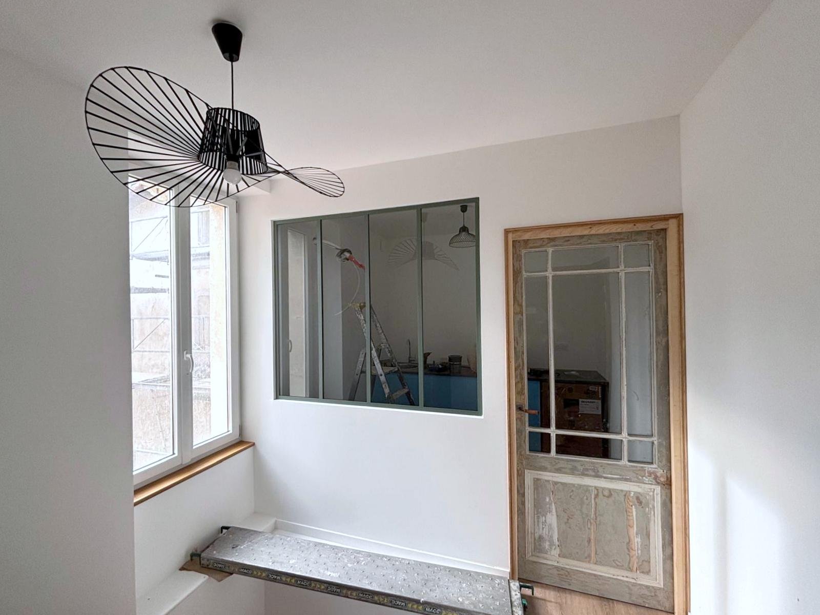 pose menuiseries interieures porte vitrée verriere charente barbezieux Intérieur d'une pièce avec un ventilateur, fenêtres et cloison inachevée.